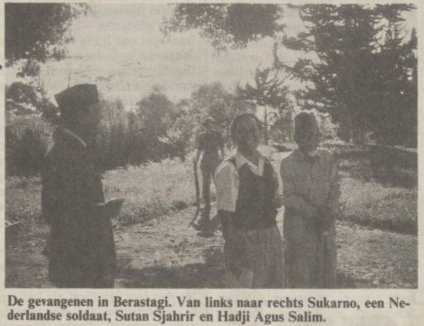 Para tahanan di Berastagi. Dari kiri ke kanan Sukarno, seorang tentara Belanda, Sutan Sjahrir dan Hadji Agus Salim. Sumber : NRC Handelsblad tanggal 19-01-1991.