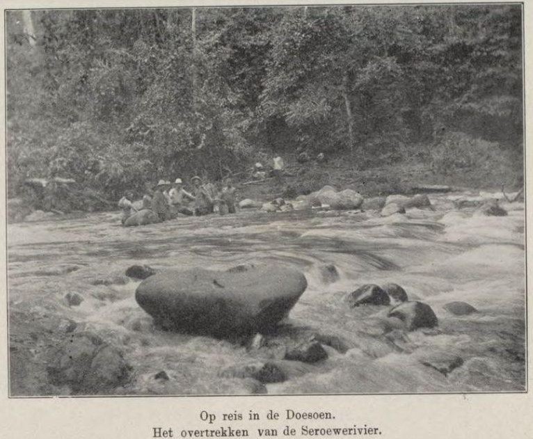Bepergian di Doesoen. Melintasi Sungai Seroewei. Dari buku Uit den aanvang der Karo zending (aanteekeningen en herinneringen),1909.