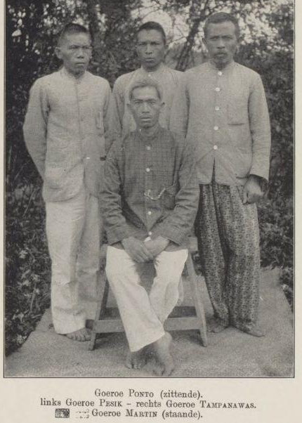 Guru Ponto (duduk). Guru Pesik (kiri). Guru Tampanawas (kanan). Guru Martin (di tengah). Dari buku Uit den aanvang der Karo zending (1909)