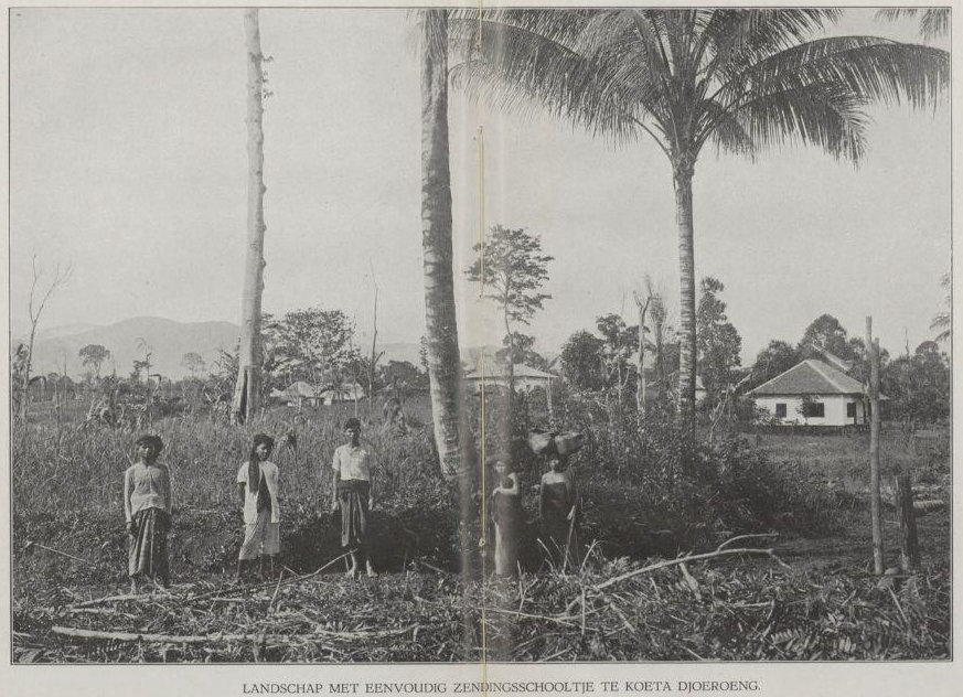 Pemandangan sekolah misionaris di Koeta Djoeroeng.