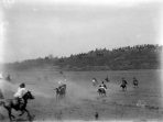 Ilustrasi : Peragaan atraksi perang oleh sekelompok pria Karo yang menunggangi kuda di dataran tinggi Karo (perkiraan tahun 1914-1919). Sumber foto Nationaal Museum van Wereldculturen
