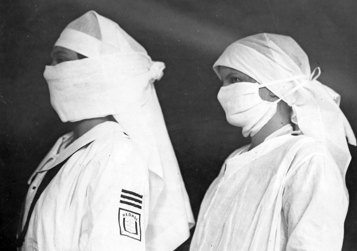 Nurses in Boston hospitals are equipped with masks to fight influenza in the spring of 1919. (Source National Archives AS).